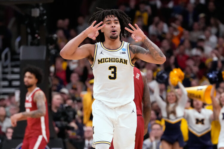 Michigan's Elliot Cadeau gets medical attention for possible allergic reaction before Final Four